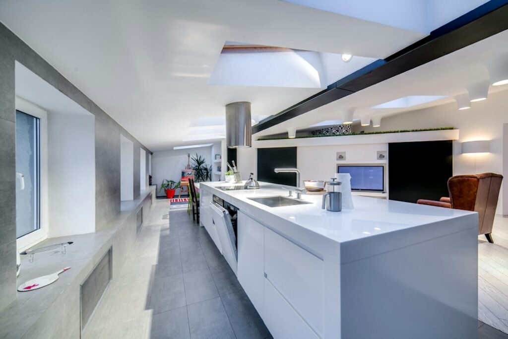 Profesional de reformas alta calidad trabajando en una renovación de interiores en España.