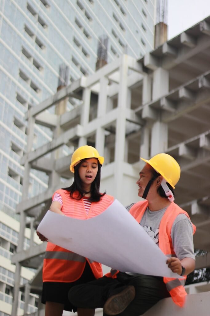 Miembros del equipo reformas zg realizando una inspección de calidad en una vivienda moderna.